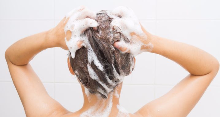 「うねり」対策で湿気に負けない！美しい髪を手に入れる4つの方法