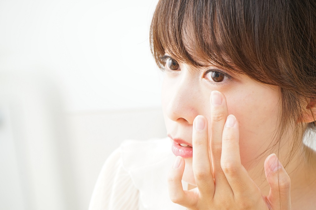 【顔から粉が！】粉ふき肌の5つの原因と防ぐスキンケア方法